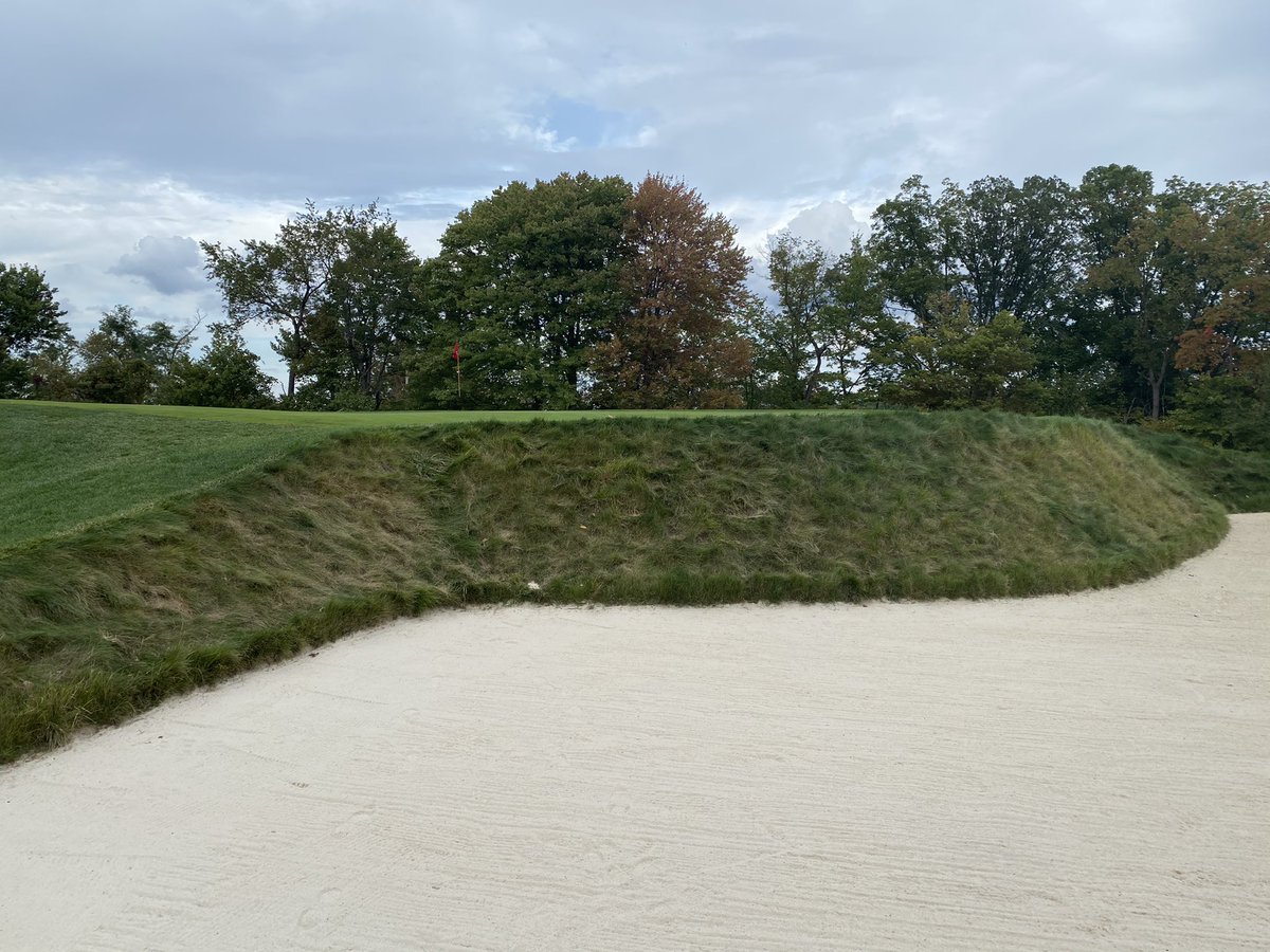 GCImagazine's tweet photo. The Willie Park Jr. flavor has returned to Chartiers Country Club thanks to a successful bunker project involving @HFS_GCA and @AspenGolf. The terrific team responsible for maintaining the bunkers — and Pittsburgh Poa — is led by @chartiersgreens and @Grassjanitor412. https://t.co/X77LkaIjSl