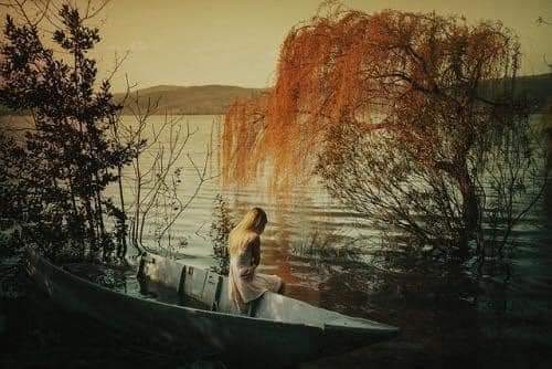 SUR LE CHEMIN D’ELDORADO:《 JE FUS VIOLEE PLUSIEURS FOIS》
 
C’est une fille triste, déboussolée avec une voix cassée que j’ai entendue au bout du fil un 10 Avril 2021. Loin de cette  énergie débordante, de  ce sourire permanent qu’on lui connaissait…  En Algérie plus