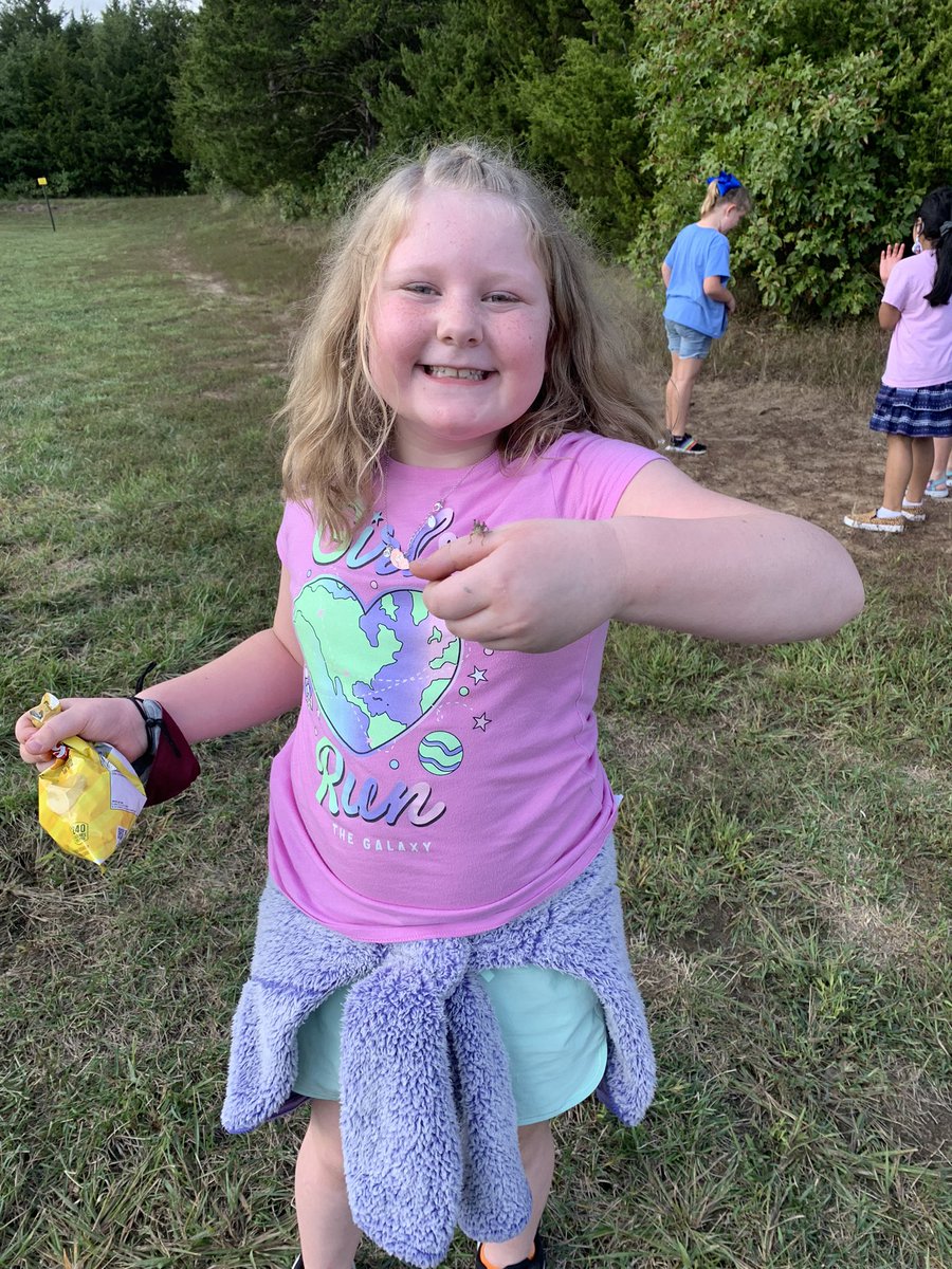 CaldwellRusBlvd's tweet photo. We love finding critters during recess! #CreaturePowers #TrustyHuskies💙🐾💚 #1Team1HartAHL #CPSBest #ScholarsFirst @CPSScience https://t.co/ELN0nr16wq