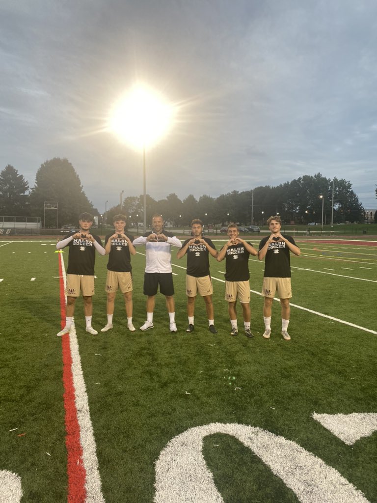 AndyHoggarth's tweet photo. @theCoachHackett we got you tonight my man! Keep that heart pumping till the new one comes along ⚔️⚔️ https://t.co/4oD8W1Qbow