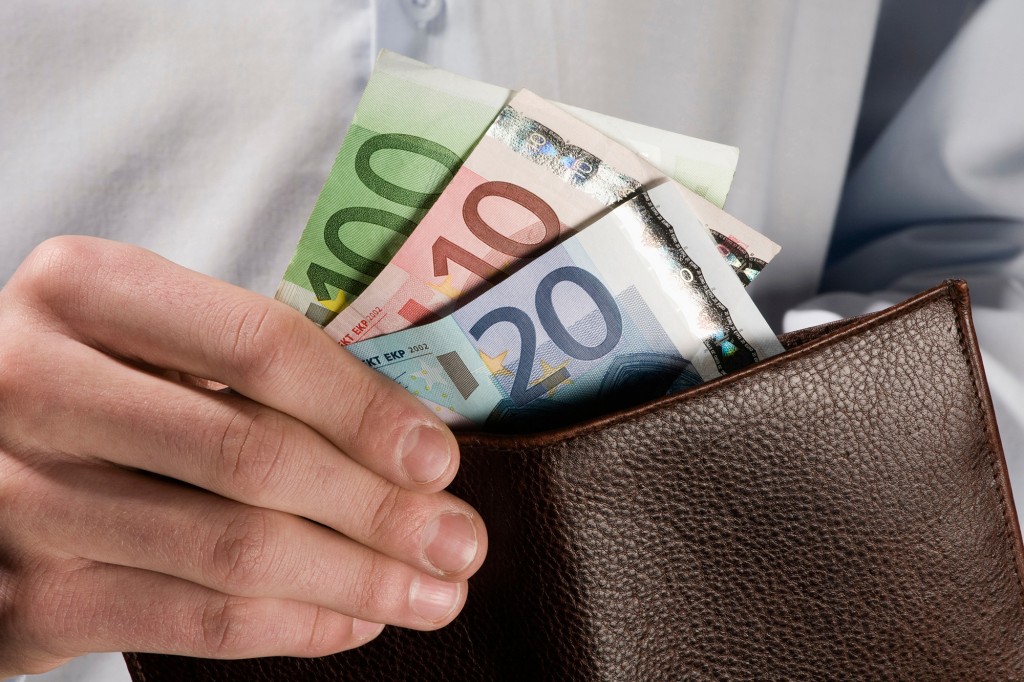 nypost's tweet photo. Spain may pay adults $300 a month to move out of their parents' houses https://t.co/apYapHGXoB https://t.co/67JRczIUCW