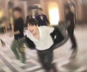 sashi_00's tweet photo. VOY A IR A VER A LOS 🥳⭐️🎶PODEROSOS BTS💜✨🌈 CON MI MEJOR AMIGA @SharonOrNothing https://t.co/PRmvtiEfQS