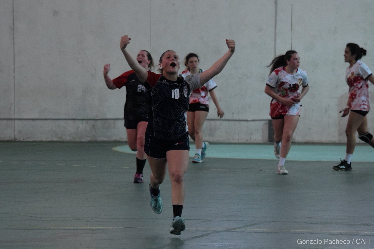 A SEMIS!!!!
Las chicas del lago se quedaron con el partido de cuartos frente a Defensa de Tandil. En un partidazo, las del lago reservaron su lugar entre las cuatro mejores del país. CRAKS!
Fotos: Gonzalo Pacheco
