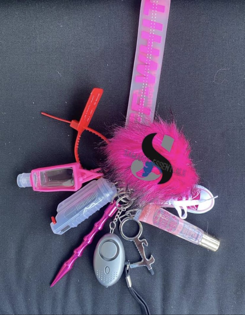 simiiessentials's tweet image. Samaria Essentials 💎 ; Small Black Business here ! I make safety stylish Keychains for all age women! Different items for different age groups! Here are a few of the Keychains that have been sold ! A retweet can get me my next customers 🥰