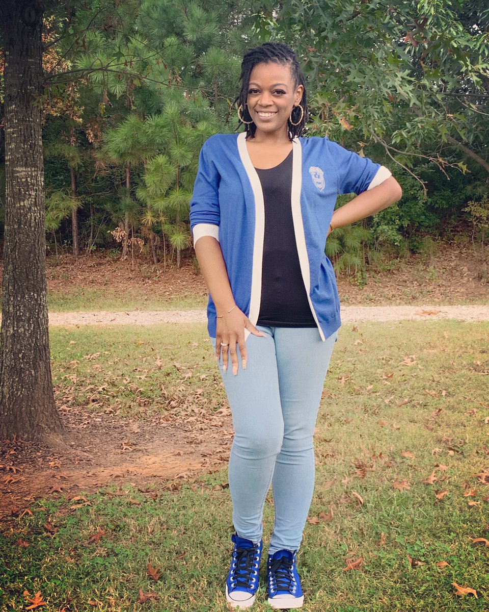 MsDHedge's tweet photo. 🍁Fall 📸 Day 😊 #fallschoolpics #DDMES #blackeducators #zetaphibeta https://t.co/Q56ImvHf75