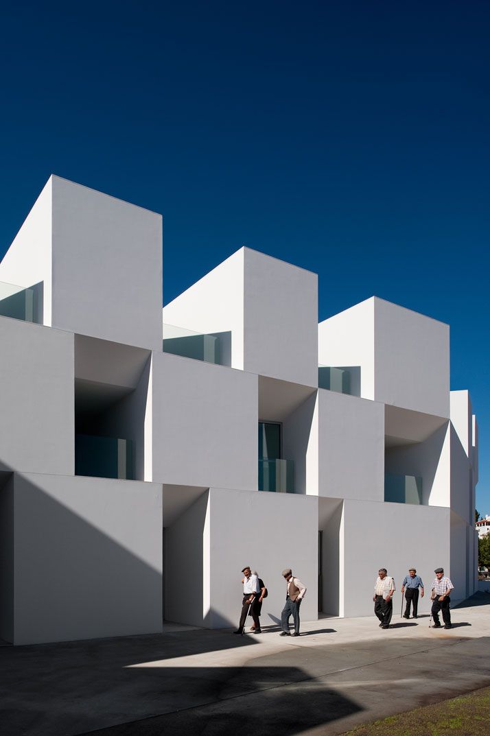 #ClasicosDeArquitectura _
La residencia de ancianos de Aires Mateus Architects a través de la mirada de Fernando Guerra. #Arquitectura #Architecture