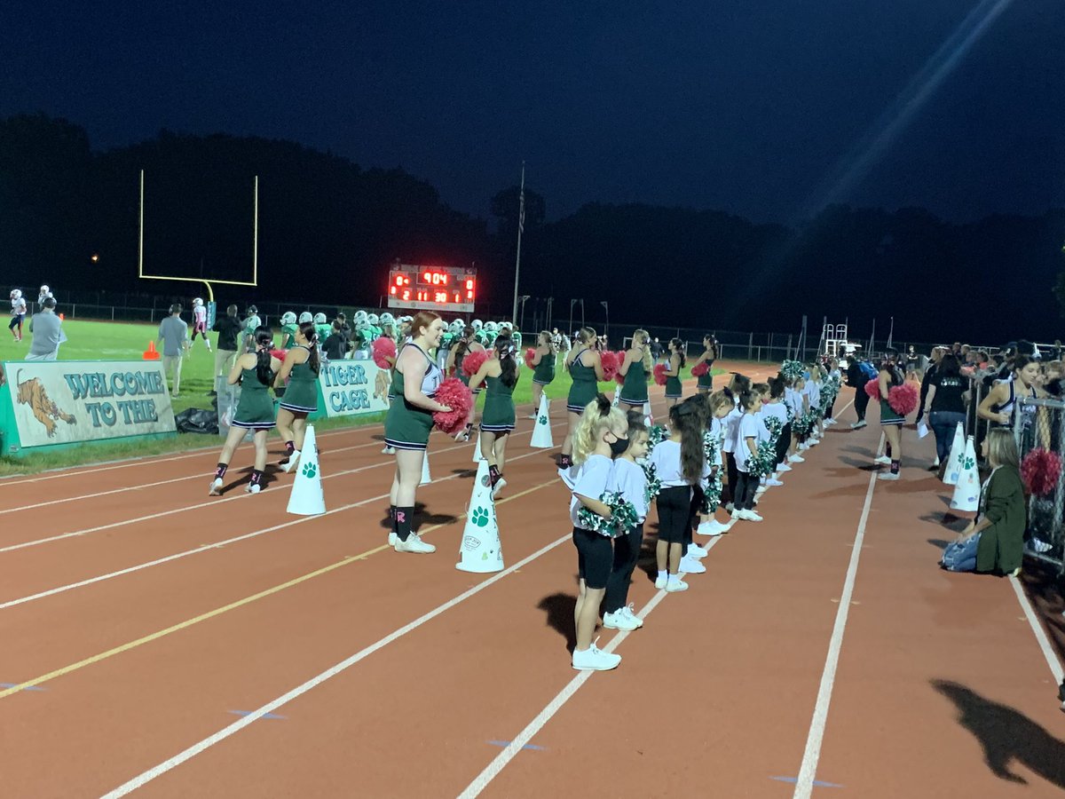 Great to see our youth and HS cheer squads together tonight during the football game against Plainfield.<a href="/SPHSPrincipal/">South Plainfield HS</a>