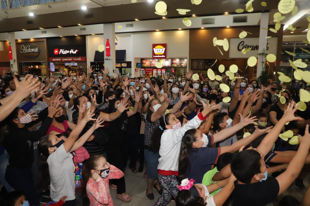 Así vivió el <a href="/ShoppingMarian1/">Shopping Mariano</a> la lluvia de empanadas 😋💥
