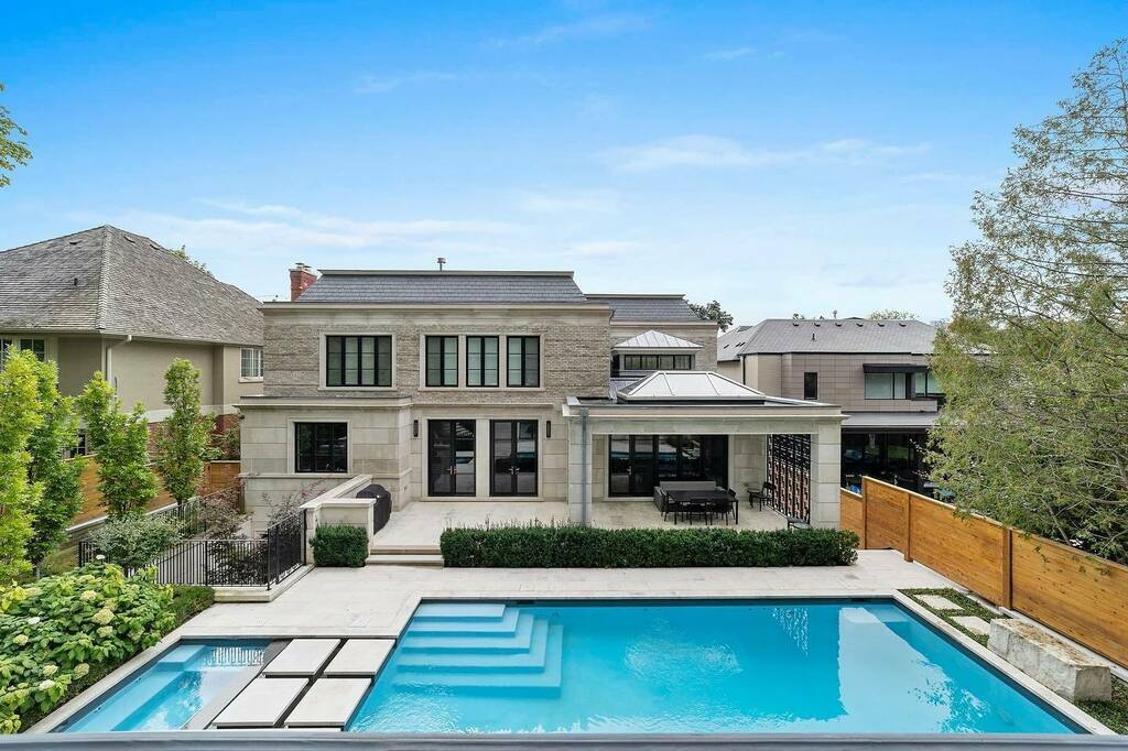 DnGPhotography's tweet photo. How awesome is this view of this home and it beautifularge windows. @chateauwindows #windoes #windowsanddoors #window #realestate #realestatphotography https://t.co/kEoCQXy0ST https://t.co/MWddbioNqh