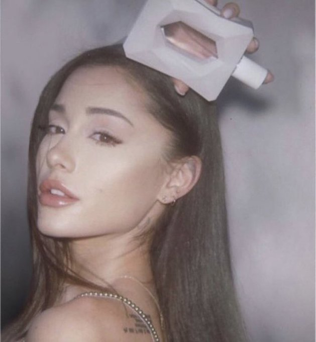 ArianaWorldHQ's tweet photo. Ariana Grande blessing us with her hair down https://t.co/pkrkvMguTB