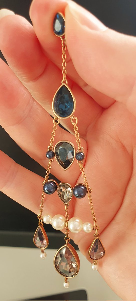 HChristinaR's tweet photo. #ACTlockdown earrings #51.
Friday, means cocktails, means swarovski.
I love these because they're huge, so often these flash earring folk make stumpy little short things. Not these! Nothing discreet going on here. https://t.co/E7UaiOrA2H
