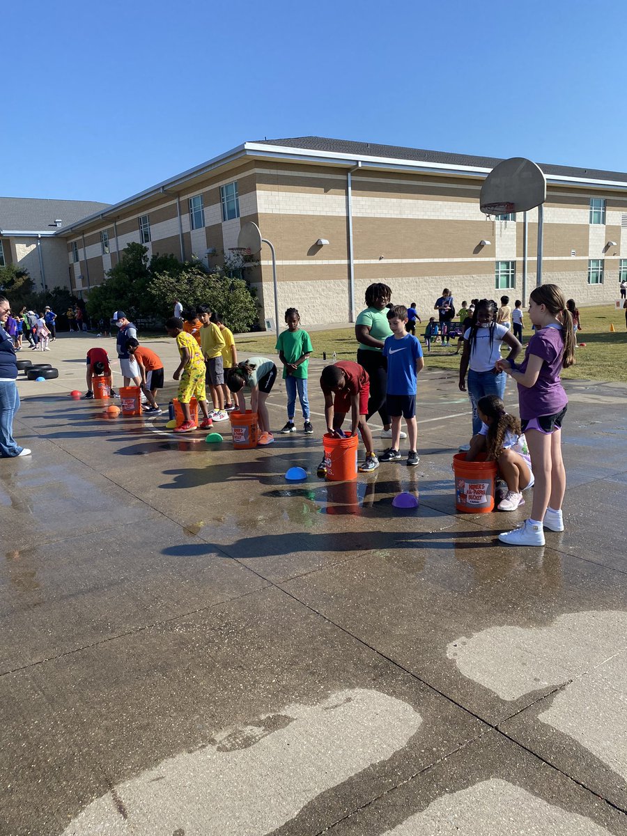 MsChristianCRE's tweet photo. Field day fun 🏃‍♀️💨 https://t.co/H0FEHKspf8
