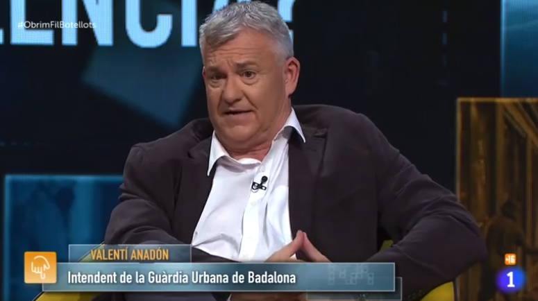 ObrimFil_TVE's tweet photo. Què passa amb l'incivisme en els #Botellots?
Hi ha grups organitzats que van a fer baralles o a delinquir?
Com ho controla la policia?
Ara en parla en @valentin_anadon, portaveu del sindicat policial @sicpol_cat i intendent de la Guàrdia Urbana de Badalona a l'#ObrimFilBotellots https://t.co/ZMhzMMsUqO