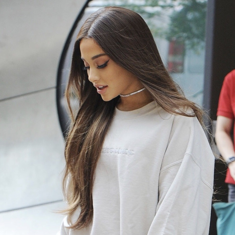 ArianaWorldHQ's tweet photo. Ariana Grande blessing us with her hair down https://t.co/pkrkvMguTB