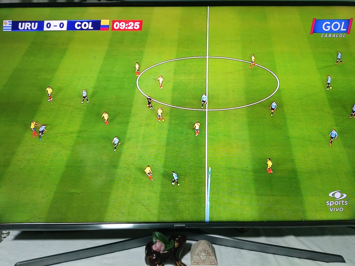 jose2000l's tweet photo. La cámara de la transmisión del partido de Uruguay vs Colombia es demasiado inclinada ó demasiado arriba, no les parece? @GolCaracol #RumboAlMundial https://t.co/16vp90jx5s