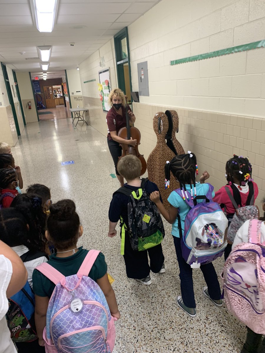 dwillisnnps's tweet photo. When you get to hear great music🎻out of nowhere while walking down the hall. #Soundscapes #Carverlife #music to our ears!🎼 #musicspeaks https://t.co/gWi1O9LnXr