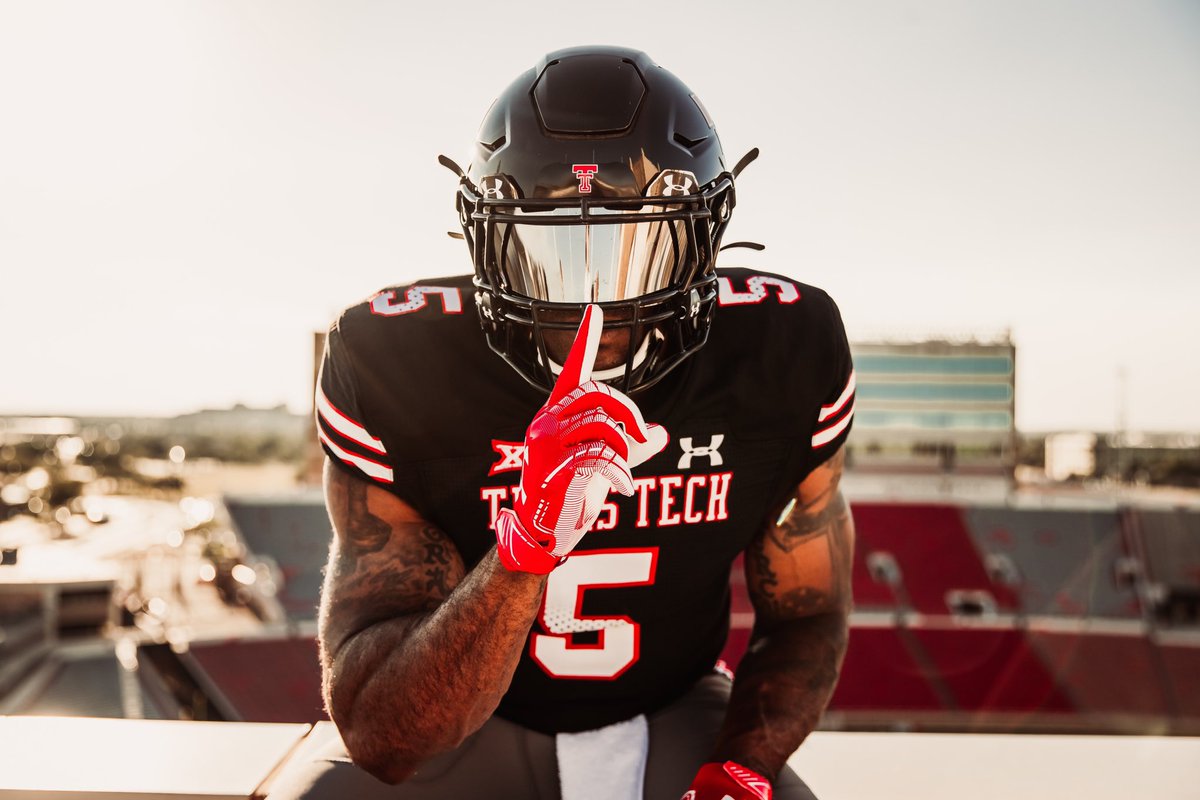 We brought back the best throwback uniform to celebrate 25 years of <a href="/UnderArmour/">Under Armour</a>.  Let’s get it! #WreckEm