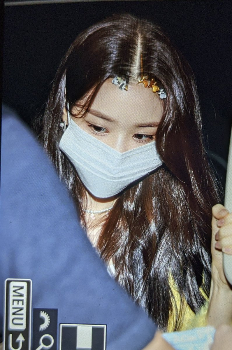 lemondrop0831's tweet photo. 211008 첫출근 

#장원영 #원영 #ウォニョン https://t.co/FpOaTQcEjM