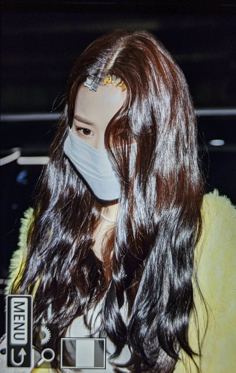 lemondrop0831's tweet photo. 211008 첫출근 

#장원영 #원영 #ウォニョン https://t.co/FpOaTQcEjM