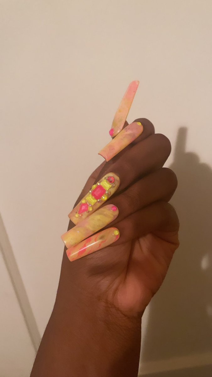 lolaplease__'s tweet photo. flavorrrrrrsssss 🍒🍭🍇
#blingbabe #blingaddictnails https://t.co/NujsVThjKO