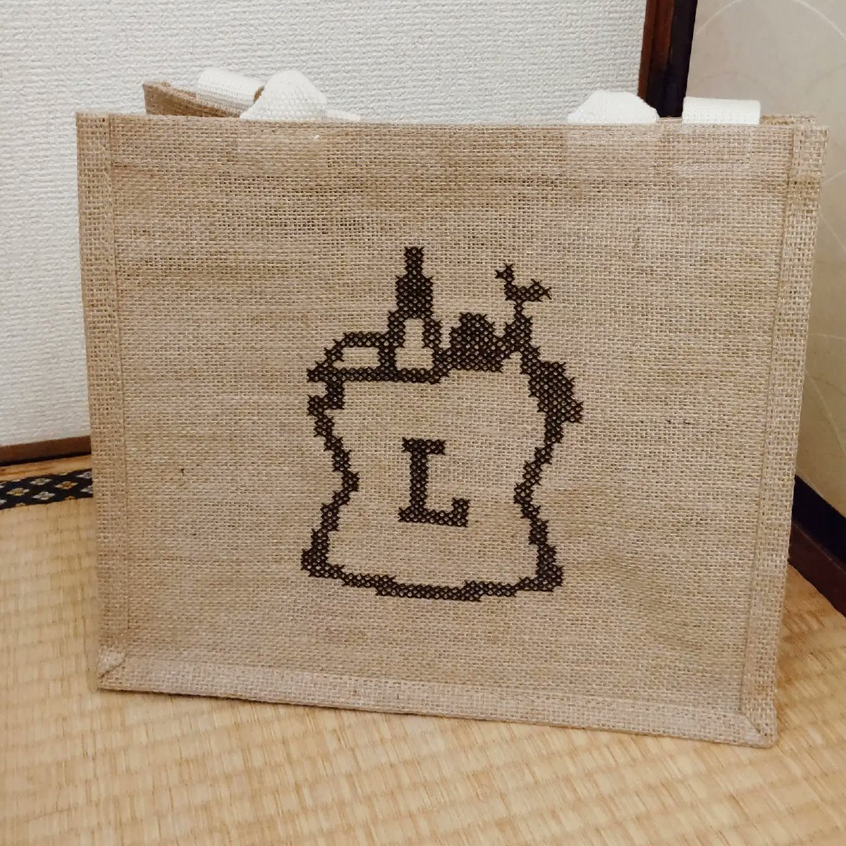 skyy0034's tweet photo. #大図まこと さんのネット記事を見て
久々に #クロスステッチ したくなって
今一番好きな物を考えた結果
#ローソン の #マチカフェ #アイスコーヒー だったので #ロゴ を図面に起こして刺繍！
肩紐、底板、ファスナー追加。
満足✨(ㆁωㆁ*)
#無印良品 #ジュートバッグ 
#LAWSON #MACHIcafe #MACHIcafé https://t.co/Ta7LKIdeAO