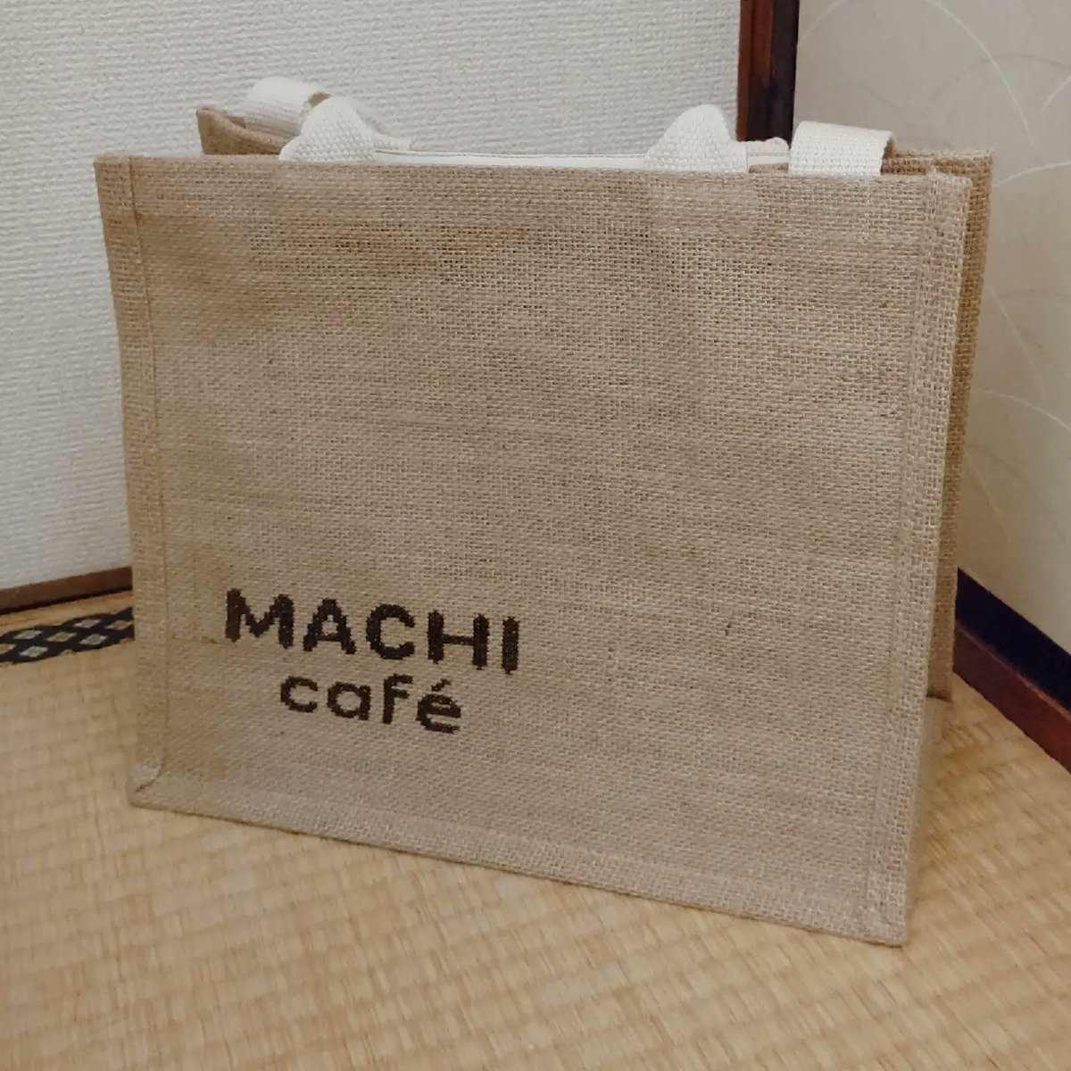 skyy0034's tweet photo. #大図まこと さんのネット記事を見て
久々に #クロスステッチ したくなって
今一番好きな物を考えた結果
#ローソン の #マチカフェ #アイスコーヒー だったので #ロゴ を図面に起こして刺繍！
肩紐、底板、ファスナー追加。
満足✨(ㆁωㆁ*)
#無印良品 #ジュートバッグ 
#LAWSON #MACHIcafe #MACHIcafé https://t.co/Ta7LKIdeAO