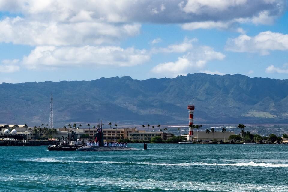 USS Jefferson City (SSN 759) Los Angeles-class Flight III 688i (Improved) nuclear attack submarine coming into Pearl Harbor, Hawaii - October 6, 2021 #ussjeffersoncity #ssn759

* photo posted by @PacificSubs