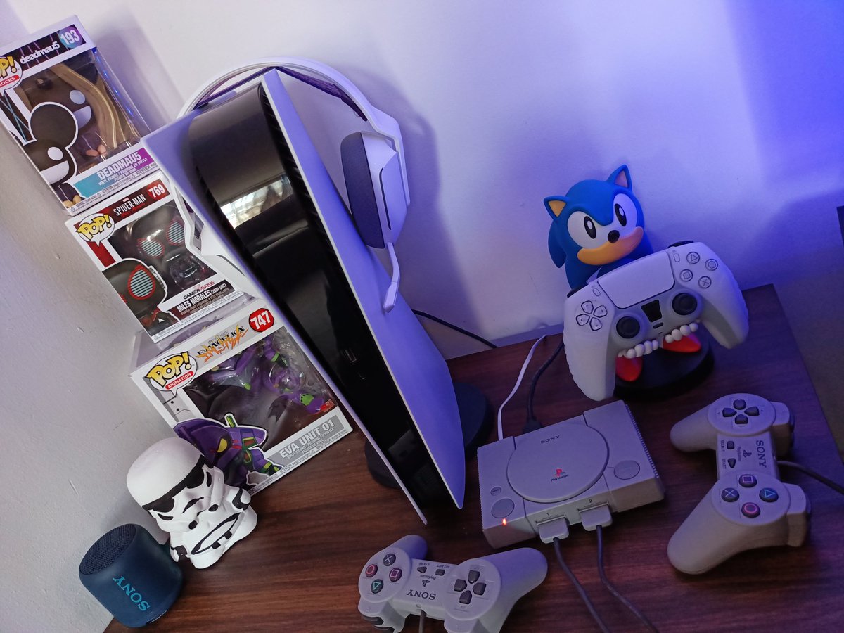 JviGeek84's tweet photo. Felicidad en una sola foto ☺️ y listos para mañana ! Regala amor con una ♥️ y #rt para llegar a más gamers como tú, agradecería de su apoyo para crecer 💙💜🎮
#twitchstreamer
#playstationmini
#PlayStation5 https://t.co/fvBwIyDJar