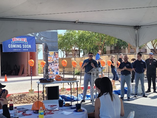 GilbertChamber's tweet photo. Congratulations to Walk-On's Sports Bistreaux on the ground breaking of their new location in Gilbert! 🎉 Look for them to open the doors to their new location in the Gilbert Gateway Towne Center in early Winter 2022!

#TheChamberIs #LoveLocalGilbert https://t.co/8QbaarVwao