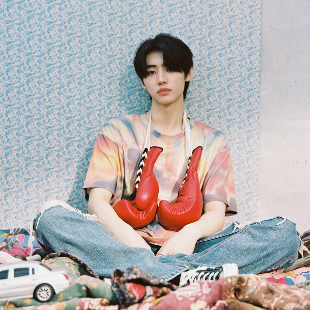 written4enha's tweet photo. cloud 9 
— sunsun au 

college senior psh was always a fan of cherry bomb, their music always helped him during his breakdowns or when he’s stressed. he finally got to attend their concert and there he met cherry bomb’s guitarist, ksn, crying his heart out wanting to quit music https://t.co/UpG4O6d7JN