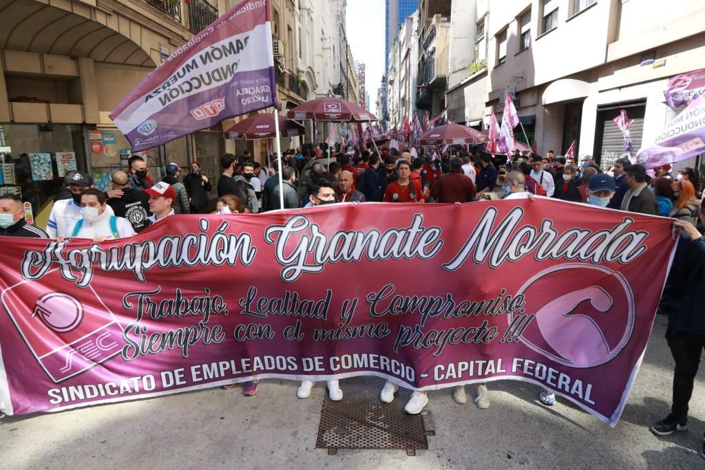 Hoy fuimos a reclamar a la puerta del sindicato por todos los compañeros que no los dejan afiliarse  , no vamos a permitir más abusos ni quita de derechos a lo trabajadores , vamos a luchar hasta que el sindicato de comercio sea el orgullo de todos !

#AgrupacionGranateMorada
