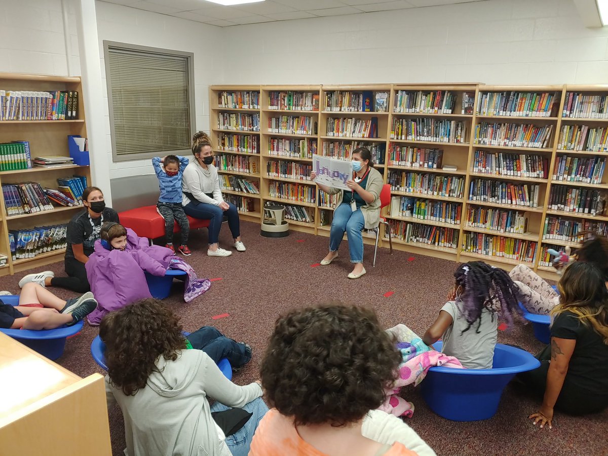 MrsHawkinsHES's tweet photo. Some Fall fun at #HappyHillendale! We used our fine motor skills to make a floral arrangement, enjoyed our own special library time with @MrsH_HESLibrary, explored #Yellies, and played a #FallFreezeDance! More great adventures await us!!! β€π https://t.co/WJXo5XzDnl