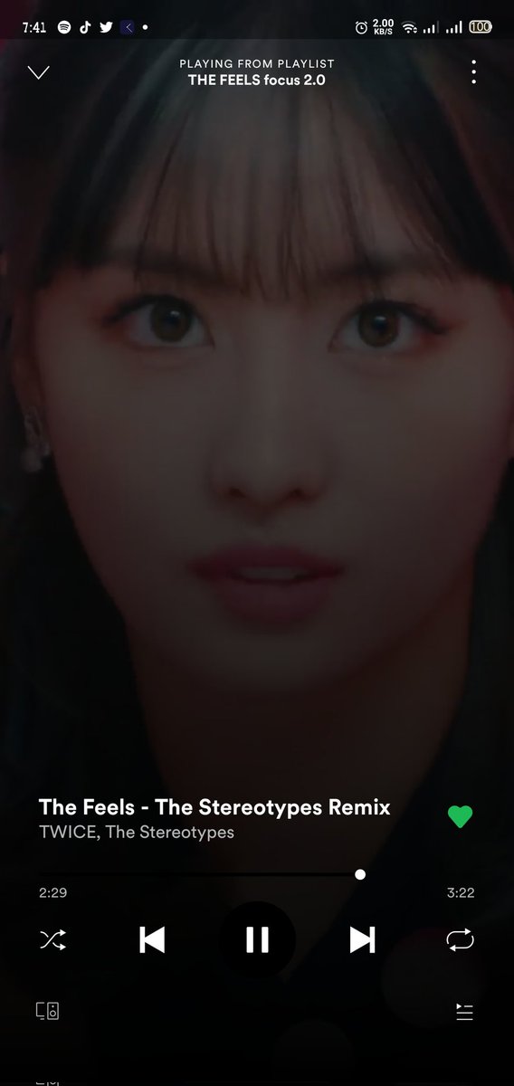 weak4twice's tweet photo. @TWICE_streams @JYPETWICE and an another device 🥰 fighting 💪🏻🔥🔥🔥

#TheFeels #StreamTheFeels #TWICE https://t.co/glYggDK7UM