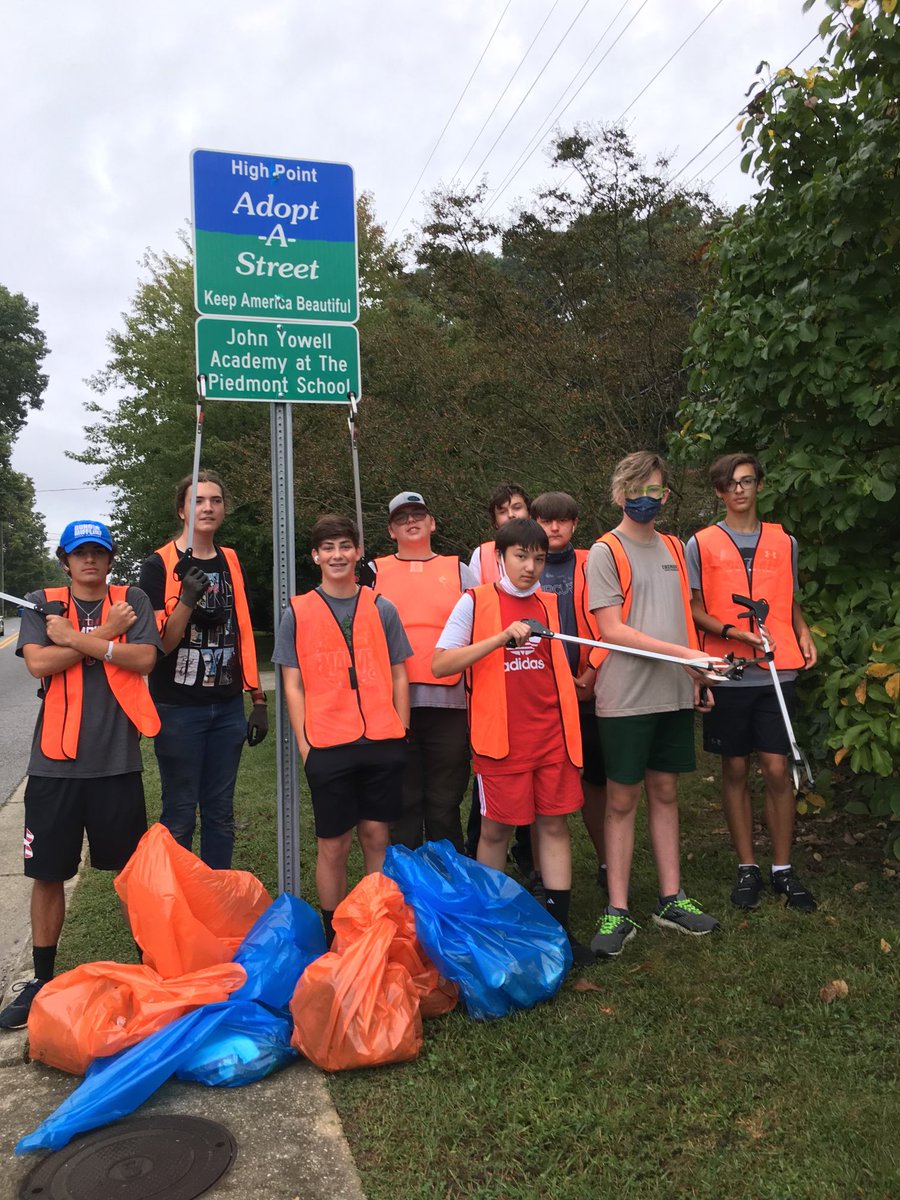 TPS_JYA's tweet photo. Proud of our JYA students for participating in the #KeepHighPointBeautiful Big Sweep with the @CityofHighPoint! These amazing students have taken pride in doing their part for our great community! #TheJYAWay #ProudToBePanthers #JohnYowellAcademy #ThePiedmontSchool ๐๐พ https://t.co/ZT2Zv3HuEj