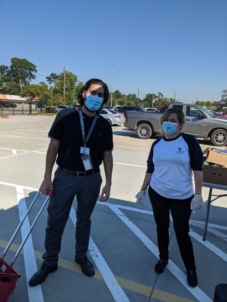 LilianaGRoo's tweet photo. Students, parents, campus staff, and an interfeeder #workofheart. @SHMSTC is an exemplar of collaborative leadership to serve our community! @Burbank_ES @HISD_Wraparound @Moreno_WrapRuiz @aissata_dia001 @ErinDeChaumes @Rosario32900623 https://t.co/TFPbF2bzJ6