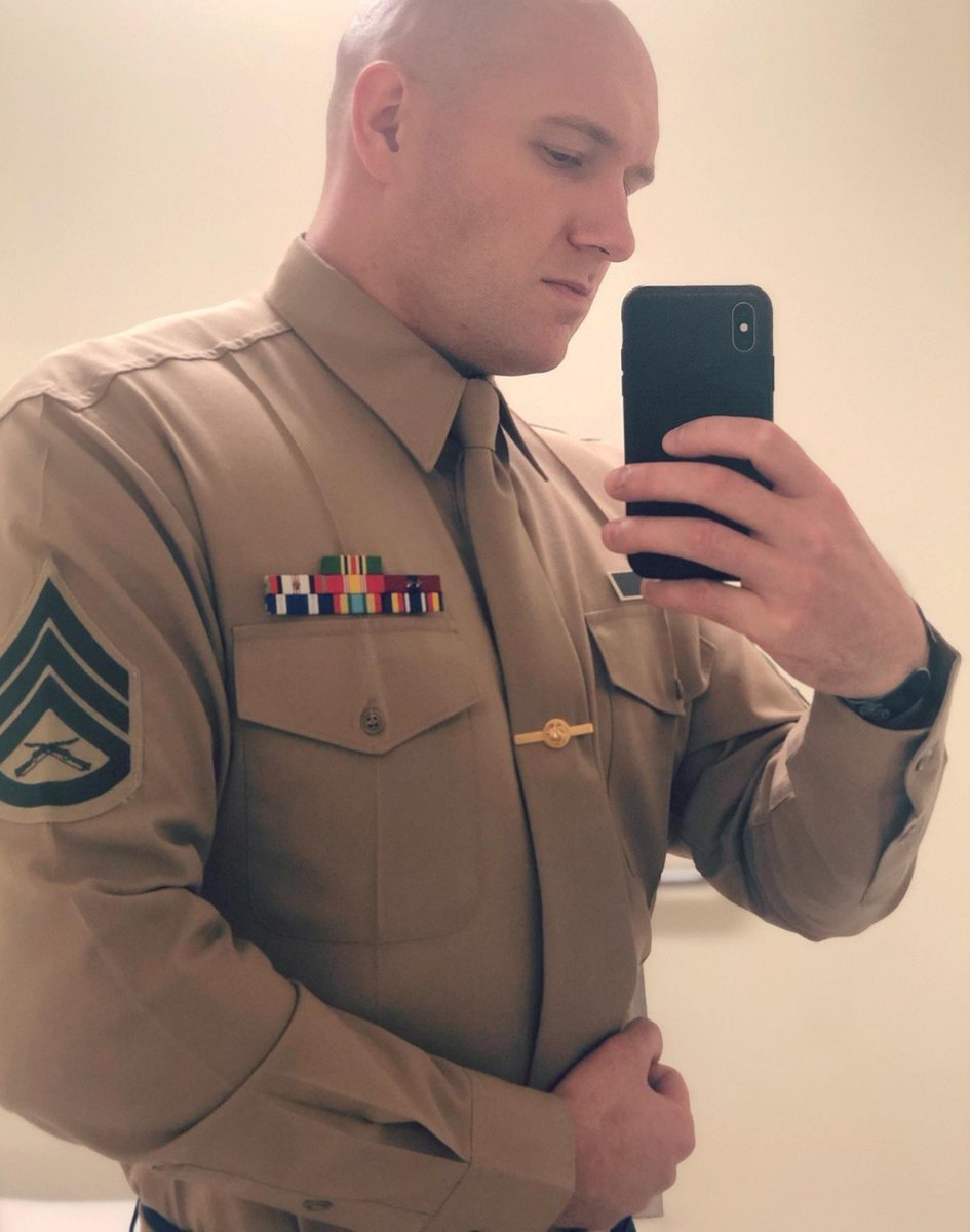 Uniformedmen1's tweet photo. #hotmarine #marine #uniform #hotarmy #hotmilitary #hotuniform https://t.co/mMqF3ku7hd