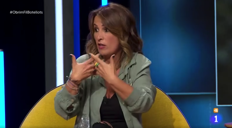 ObrimFil_TVE's tweet photo. La @Laura__Fa sosté que ara es beu menys alcohol quan ella era adolescent i que ara hi ha més conscienciació entre els joves, que es comporten millor que les generacions anteriors.
Hi esteu d'acord?
#ObrimfilBotellots https://t.co/bLHWVLPaVn