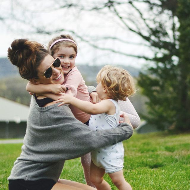 Две женщины подруги с детьми. Мать с двумя детьми. Две подруги и сын. Фотосессия мама и дочка на природе. Две подруги и сын.