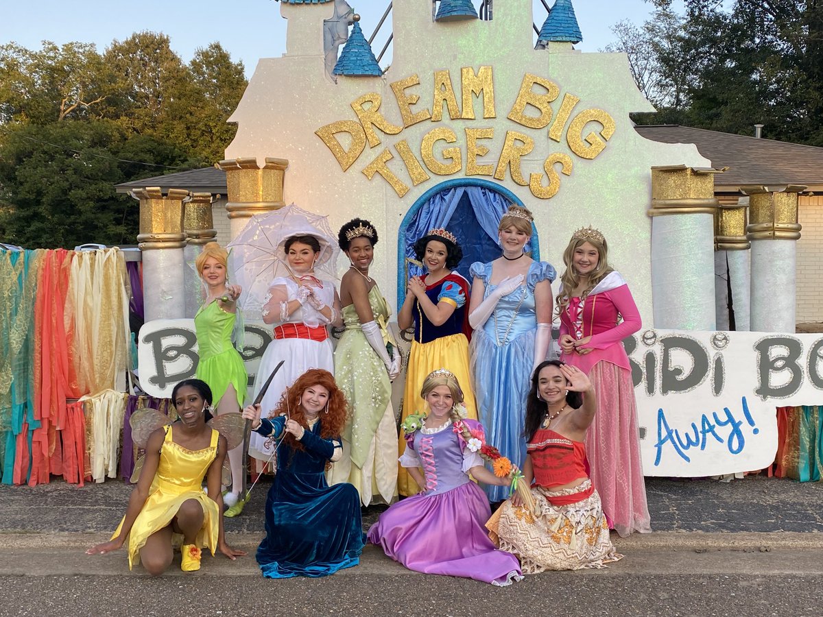_duanecase's tweet photo. The theater department has the princess squad. https://t.co/NMbqEpPl0h