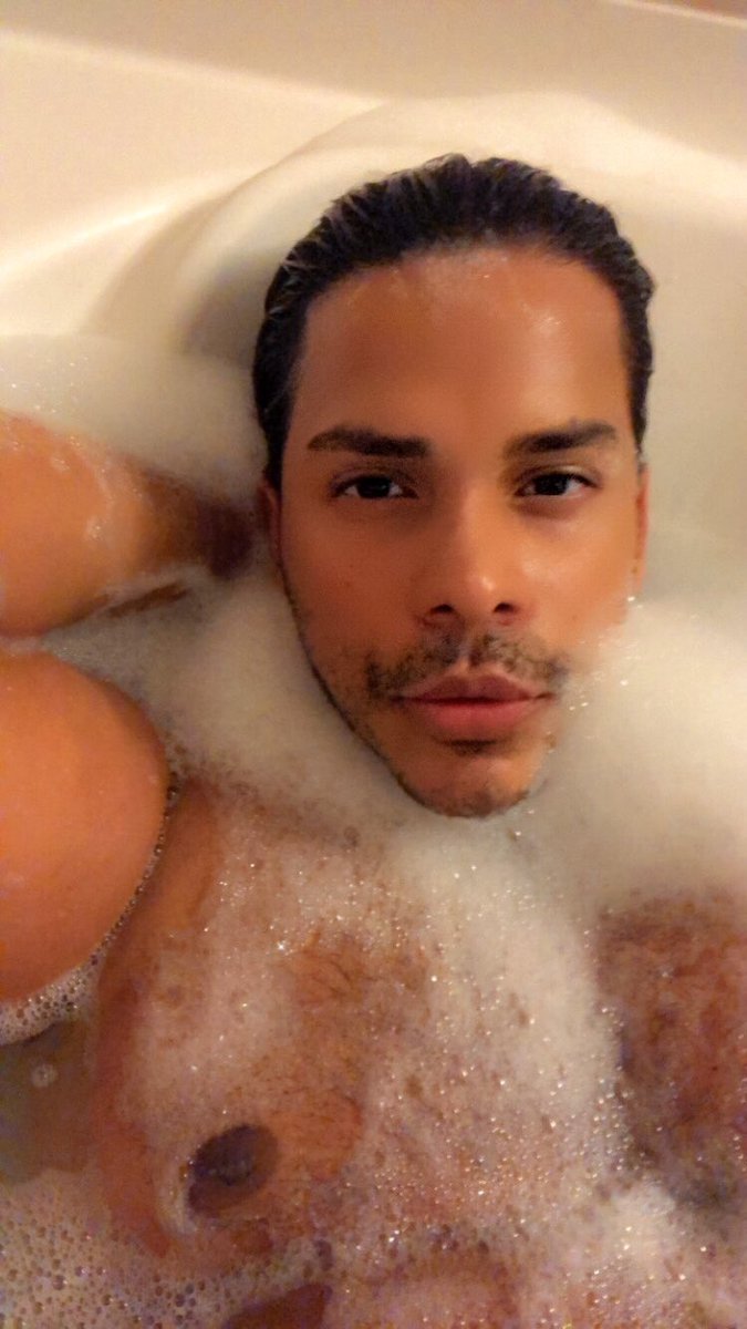 makeupbymilo's tweet photo. Bubbles, bubbles everywhere. #papimilo #bathtime #bubbles #bubblebath #nipple #bath #prettyboy #southflorida #florida https://t.co/ypKU5wJtIw