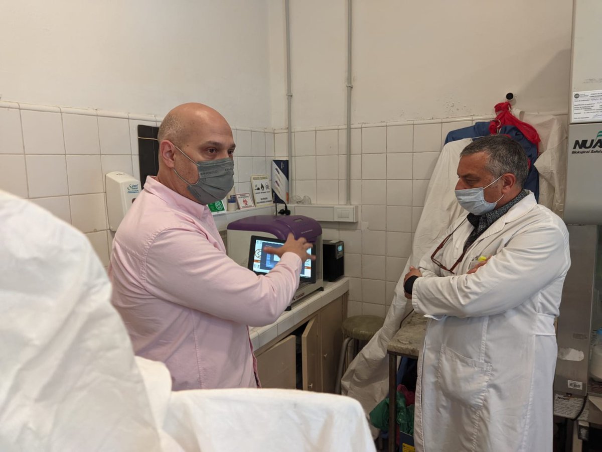 Hoy se realizó en el INE de Mar del Plata la capacitación sobre el uso del nuevo equipamiento adquirido que permite la extracción de ARN de 96 muestras en dos horas.