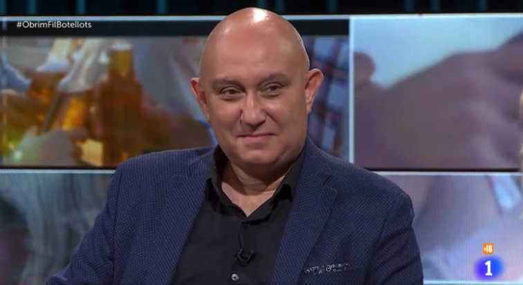 ObrimFil_TVE's tweet photo. Com viuen els veïns els macrobotellots?
Consideren que és un tipus d'oci lícit i normal entre els joves?
O bé és una mostra d'incivisme?
Ara en parla el Manel Martínez, representant de l'@aavvbarceloneta i explica el seu cas
#ObrimfilBotellots https://t.co/Xx3ZDWtRvm