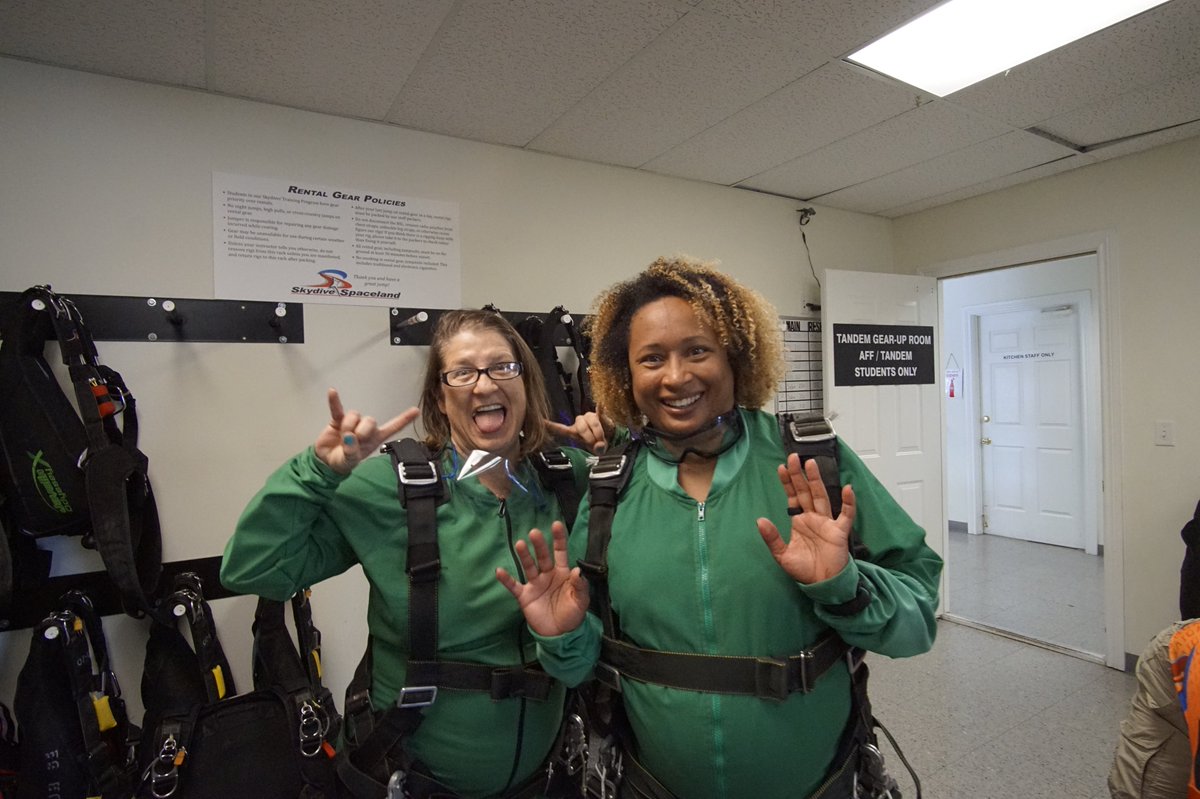 kristatx's tweet photo. Fuck Yeah, skydiving at 15K feet in the sky!
#skydivespaceland San Marcos, TX https://t.co/D4rbGt4EBF