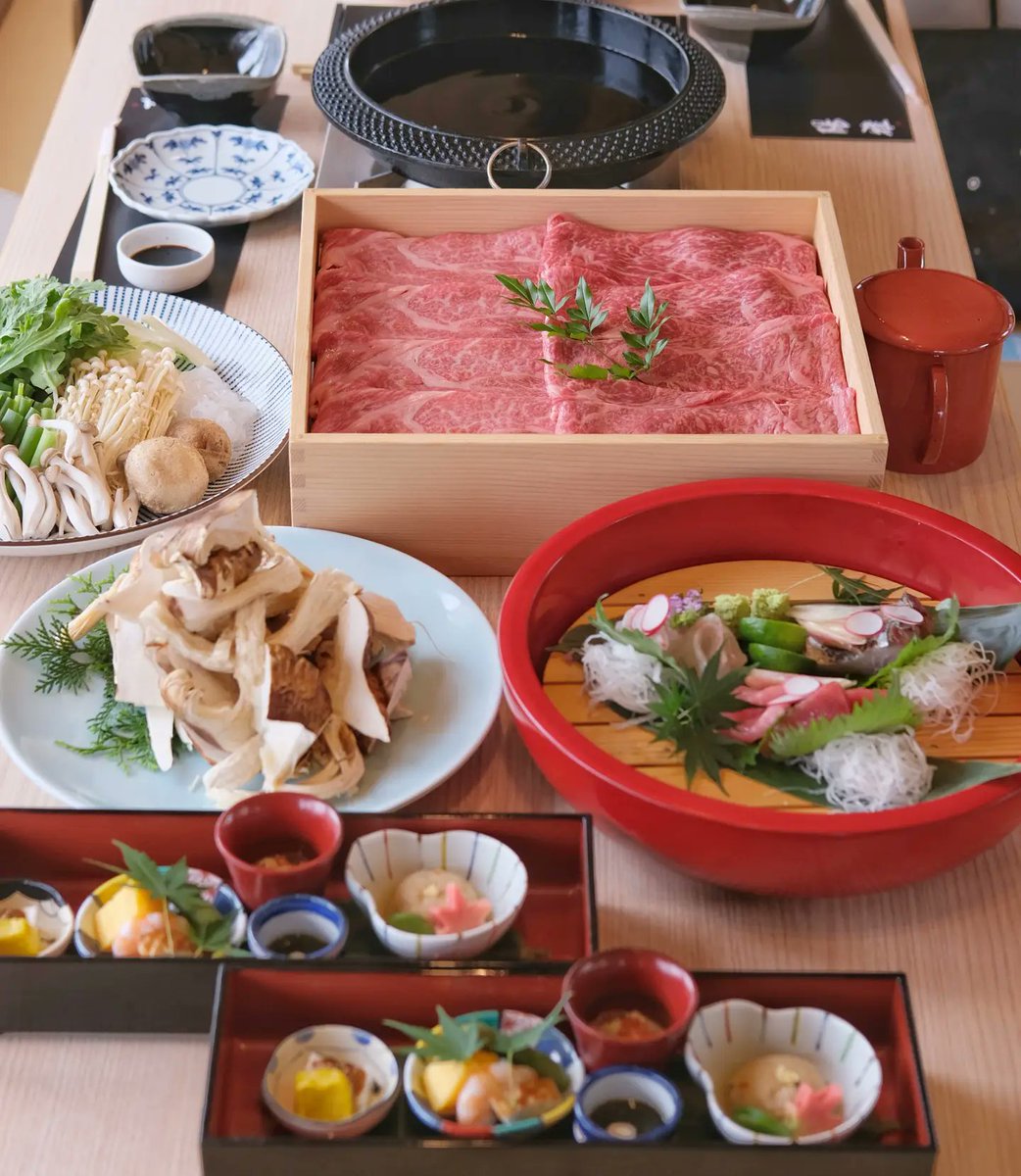 ichiharajunichi's tweet photo. 大阪屋形船 

完全予約制の松茸&amp;肉食べ放題
屋形船に揺られながら食べるすき焼きは最高でしかない 

出港して戻るまでは松茸も肉も食べ放題約1時間半〜2時間くらい 

前回は出来る限り食べまくってやろうと肉を最初にガッツいて自滅笑　
肉が美味しいからやりがちのミス https://t.co/CTpPni6GeW