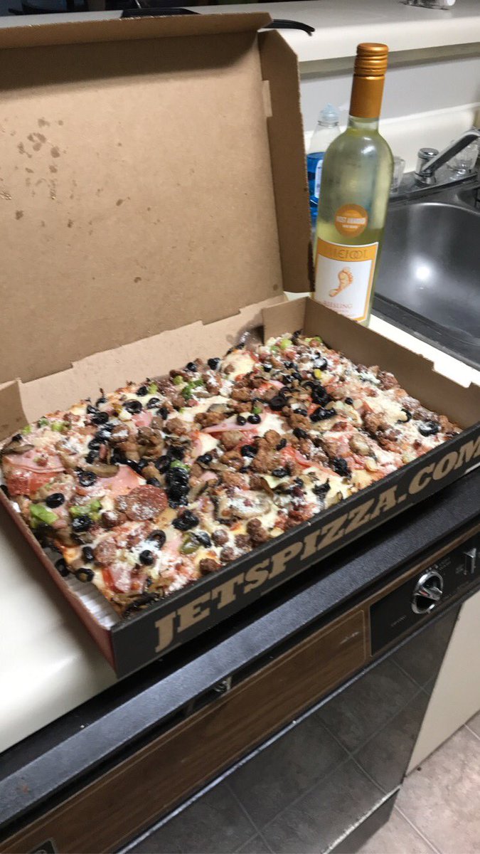 Antonio_Bastian's tweet photo. Jet’s 10 from @JetsPizza and some @BarefootWine Riesling for the football game tonight. Woo. #pizzaandwinenight #pregamemode [On] Off 🍕🍷🏈🔥 https://t.co/BTqhZGRW20