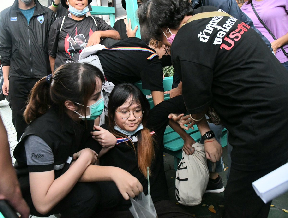 KhaosodOnline's tweet photo. ภาพขณะตร.อุ้ม เบญจา อะปัญ จากหน้าสน.ลุมพินี ขึ้นรถปิกอัพไปสน.ทองหล่อ เพื่อดำเนินคดี #มาตรา112 เมื่อช่วงเย็นวันที่ 7 ต.ค.ที่ผ่านมา 
#ม็อบ7ตุลา 
#หยุดคุกคามประชาชน 
#ปล่อยเพื่อนเรา https://t.co/vvskeroYr0