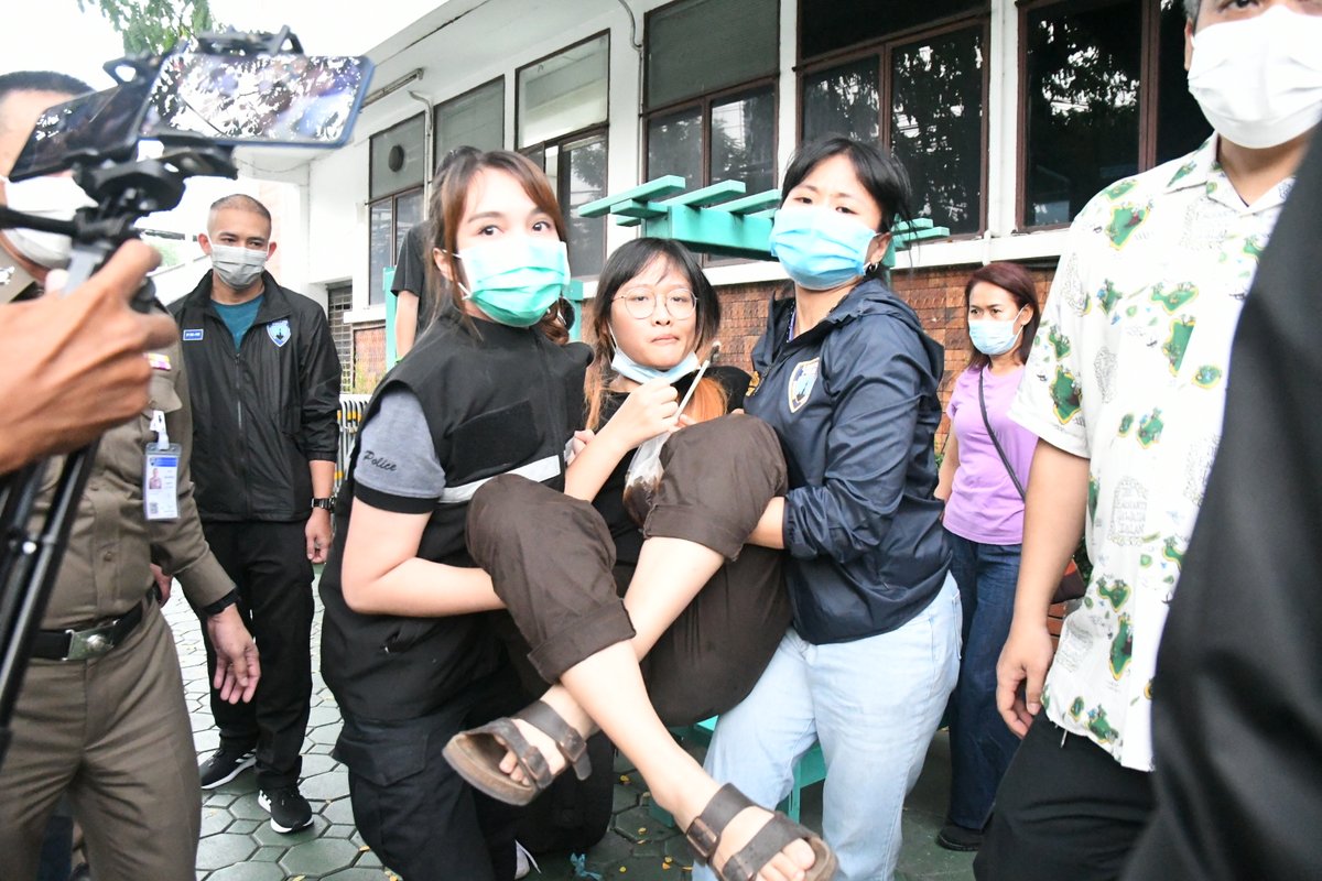 KhaosodOnline's tweet photo. ภาพขณะตร.อุ้ม เบญจา อะปัญ จากหน้าสน.ลุมพินี ขึ้นรถปิกอัพไปสน.ทองหล่อ เพื่อดำเนินคดี #มาตรา112 เมื่อช่วงเย็นวันที่ 7 ต.ค.ที่ผ่านมา 
#ม็อบ7ตุลา 
#หยุดคุกคามประชาชน 
#ปล่อยเพื่อนเรา https://t.co/vvskeroYr0