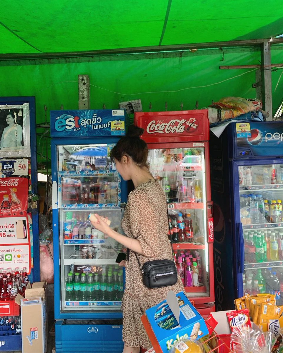 akaashiblog's tweet photo. Me atraparon en plena movida, uno ya no se puede ir a comprar sus doritos con su coca 🥤 bien fría antes de que empiece el #PIXY2ndCB porque hasta la exhiben en el feis but anygays que me vale, I'm here to #SCREAMwPIXY bc to be #INTO픽시TEMPTATION se necesita ser cool like me. https://t.co/SCsxbpmv7O