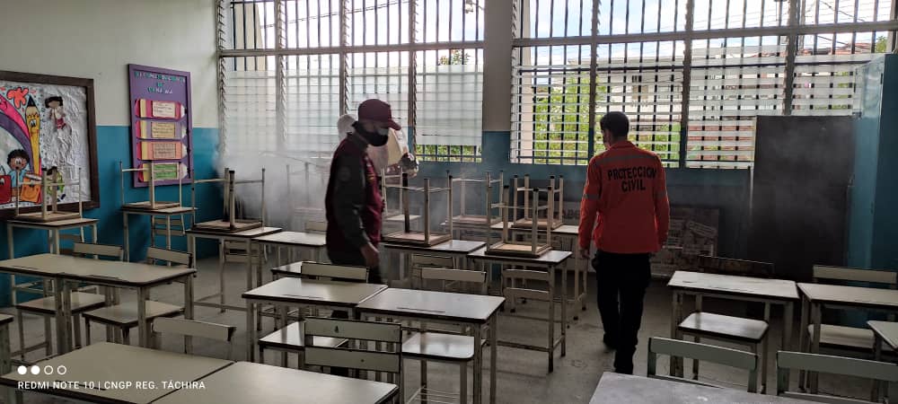 ebjarval's tweet photo. #7octubre #Táchira Jornada de desinfección con hipoclorito en nuestra #ebjarval preparándonos para el #RegresoAClases #seguroyprogresivo @HayvicM @charlychaves @MPPEDUCACION @_LaAvanzadora @ZonaEducTachira @Silfredo_SC @FreddyBernal @RosangelaOrozco @GNB_tachira @PCivilTachira https://t.co/t0qrAD8KQp