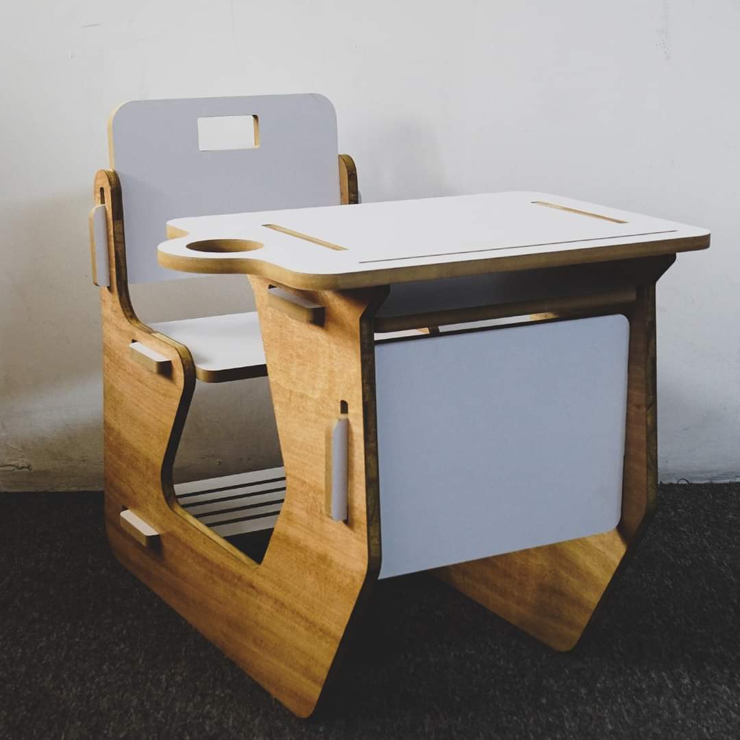 MueblesRoal's tweet photo. ✅ Fabricado con triplay y tablero blanco laminado color blanco.
✅ Dos medidas para niños de 2 a 5 años ($1,490) y 4 a 8 años ($2,200)
✅ Con portapapeles y espacio para vaso. 

👉🏼 Pupitre chico: https://t.co/dXmDun1bgD
👉🏼 Pupitre grande: https://t.co/5Spc2NUJGG https://t.co/1K9yvGaeAe
